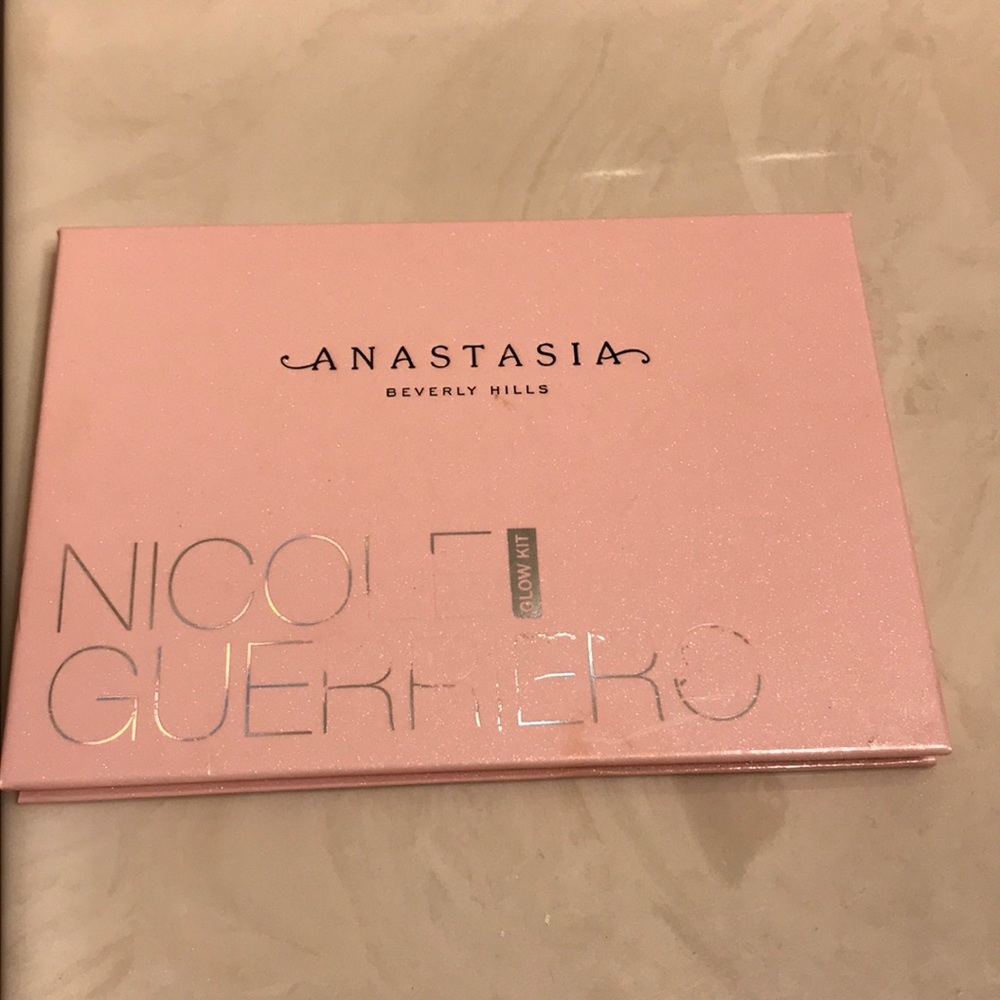 Selling Anastasia Nicole Guerriero Glow Kit